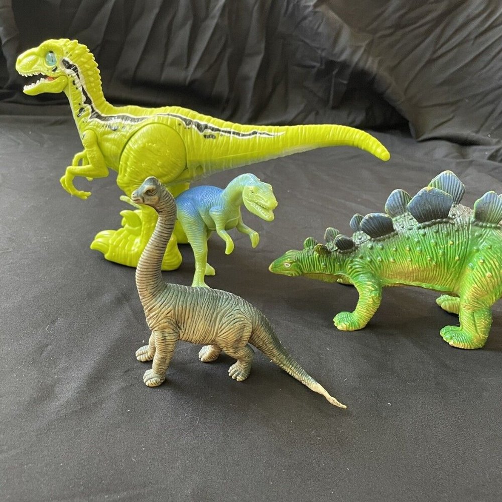 Robo Alive Rampaging Raptor Dinosaur Toy walks and moves!